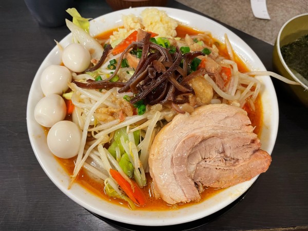 「豚辛タンメン＋味付けウズラ」@ラーメン鬼山 小松島店の写真