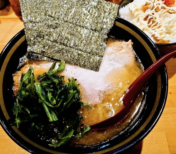 「ラーメン＋ライス」@横浜家系ラーメン 宗八 柏本店の写真