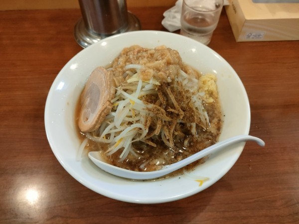 「ラーメン　ヤサイショウガアブラギョフンちょい増し　880円」@メガガンジャの写真