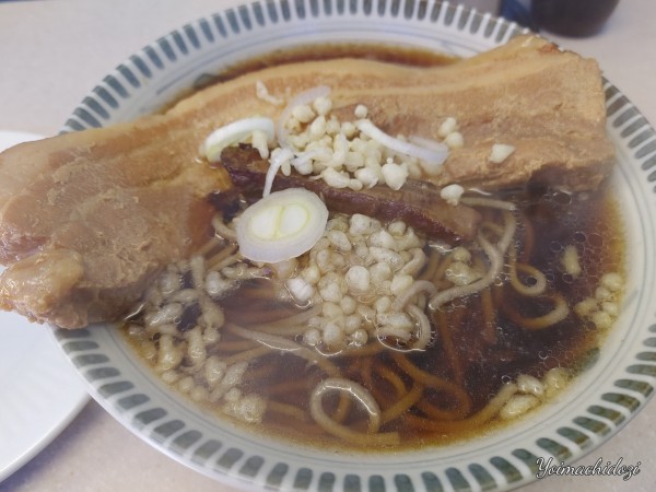 「肉厚そば（680円）、おにぎり（鮭：110円）」@豊しま 飯田橋店の写真