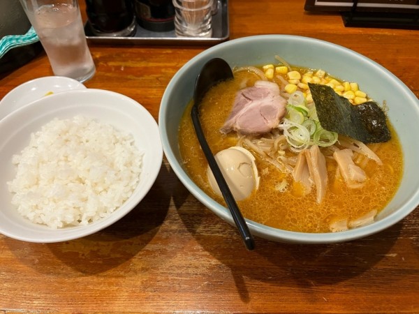 「特選味噌らーめん990円+半ライス160円」@らあめん美春の写真
