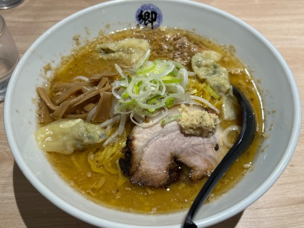 「味噌ラーメン（大）＋ワンタン」@ラーメン郷の写真