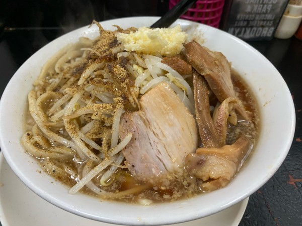 「ラーメン中」@自家製太麺 ドカ盛 マッチョ 三ノ宮店の写真