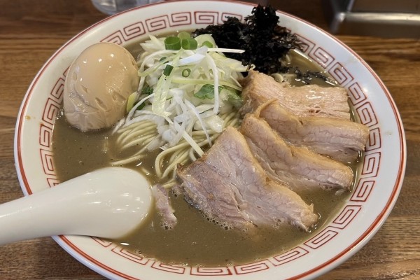 「濃厚煮干そば+チャーシュー+味玉」@煮干中華そば専門 煮干丸の写真