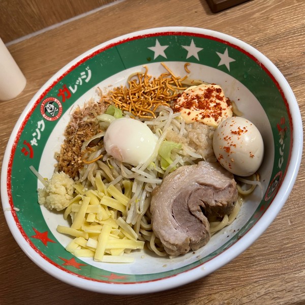 「まぜそば（玉子あり）＋ある」@ジャンクガレッジ 東大宮店の写真