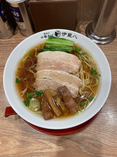 「築地の中華そば　醤油(850円)」@築地の中華そば 伊蔵八 あざみ野店の写真