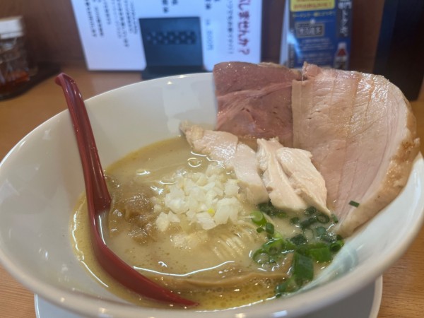 「鶏そば塩 900円 ﾁｬｰｼｭｰ盛り250円」@麺堂 稲葉の写真