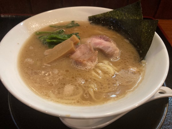 「鶏豚骨醤油魚介（いえけー）」@麺創 なな家の写真