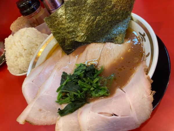 「燻製チャーシューメン+ごはん食べ放題100円」@家系ラーメン 裏大輝家 青物横丁店の写真