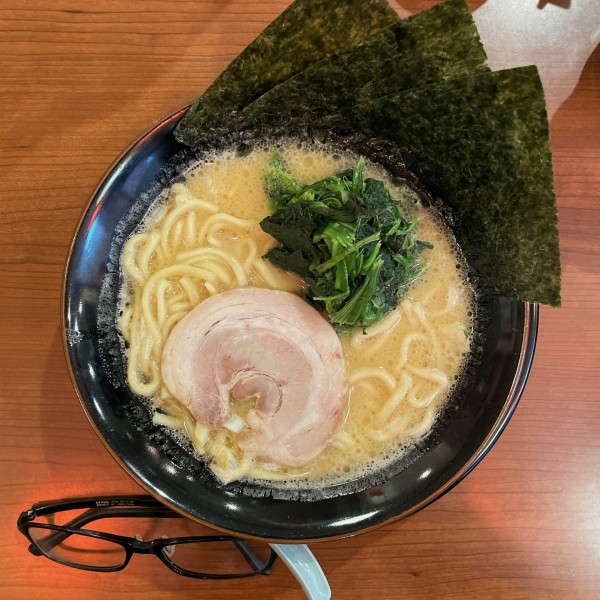 「家系ラーメン（並）」@壱角家 東神奈川店の写真