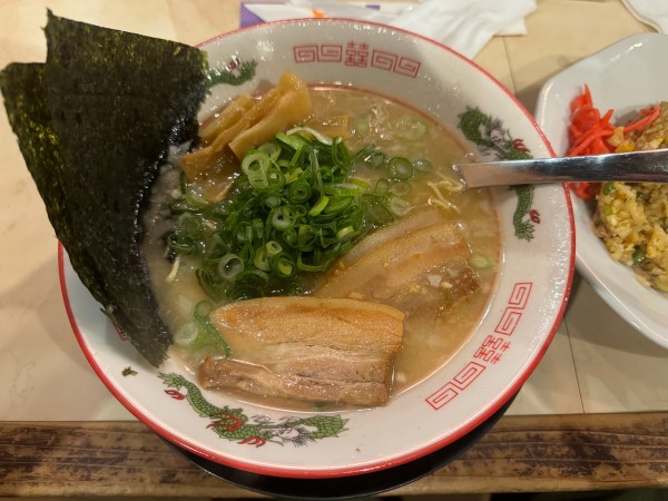 「豚骨ラーメン　塩」@まるかつらーめんの写真