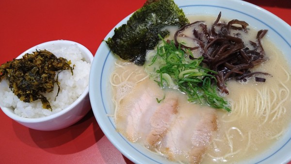 「博多ラーメン、半替玉、サービスライス」@本場博多ラーメン せまかっちゃん 神田店の写真