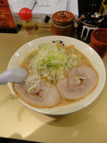 「しょうゆラーメン850円中盛」@超ごってり麺 ごっつ 秋葉原店の写真