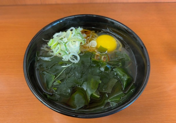 「わかめそば(420円)+生たまご(100円)」@大江戸そば 市ヶ谷店の写真