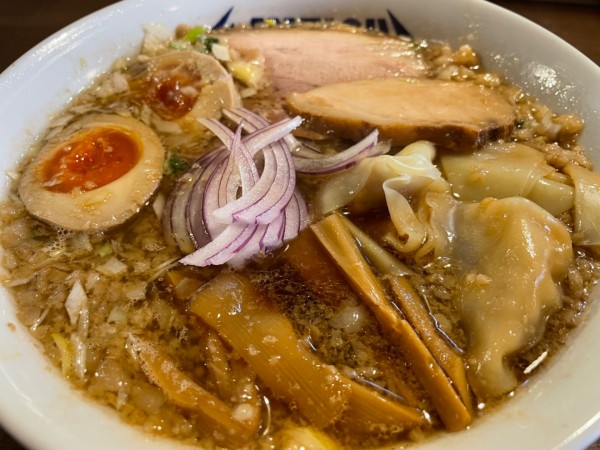 「ギッタリらーめん＋ワンタン＋味玉(サービス)（1150円）」@麺割烹 亀壱の写真