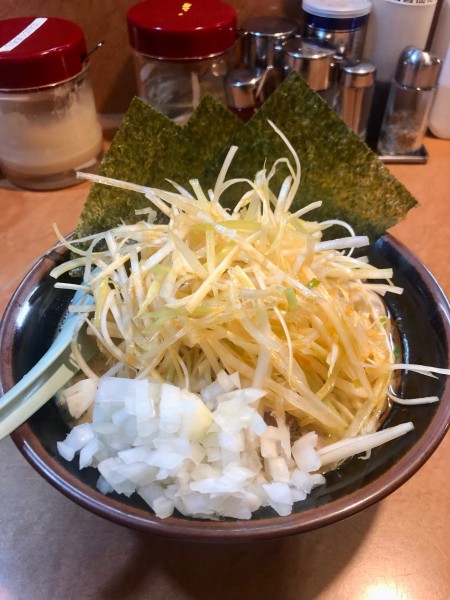 「ネギラーメン タマネギ 930+0円」@横浜家系ラーメン西荻家の写真