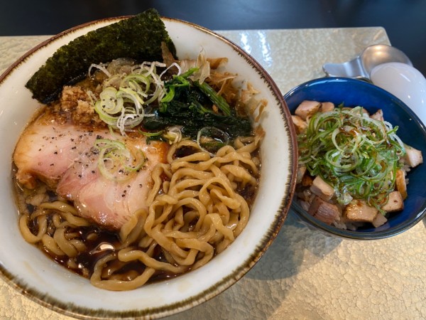「限定B 背脂生姜ブラック 太麺+日替り小丼 1200+300」@麺屋さすけ 本店の写真