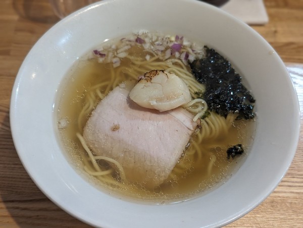 「焼きあご魚介塩ラーメン」@RAMEN TOMOの写真