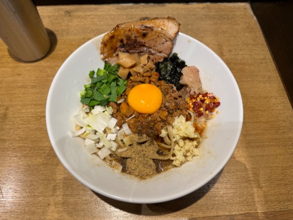 「台湾まぜ麺スモール(麺150g.辛さ2)950円＋炙り豚」@Newtowne Noodlesの写真