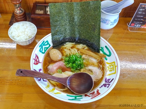 「デラックスらーめん 醤油 大盛り」@支那そばや 日歩未の写真
