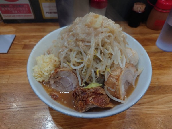 「らーめん特製 麺量250 野菜ニンニクアブラ」@デカ盛り戦隊 豚レンジャーの写真