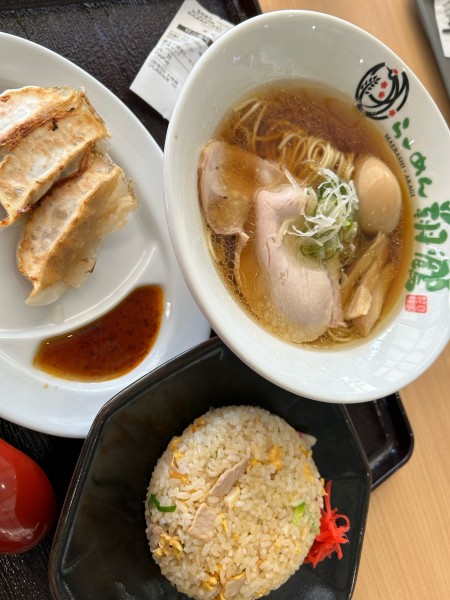 「煮玉子醤油らーめん910円＋王道セット470円」@地鶏らーめん 翔鶴 道の駅まえばし赤城店の写真