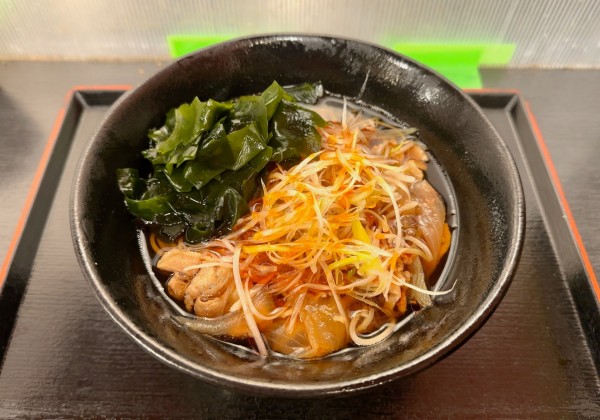 「辛ねぎ肉そば(680円)+わかめ(クーポン)」@ゆで太郎 一番町店の写真