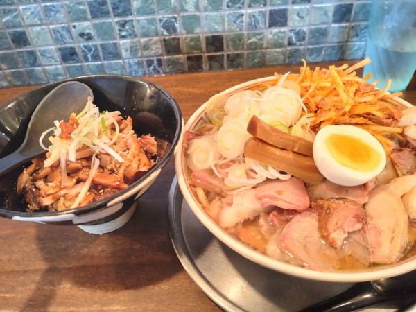 「みくちゃんらーめんチャーシュー＋辛味噌ネギチャーシュー＋チャーシ」@麺屋みつば＋クローバーの写真