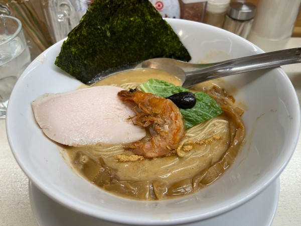 「濃厚海老そば」@マグロ卸のマグロ丼とラーメンの店 ウミノイロの写真