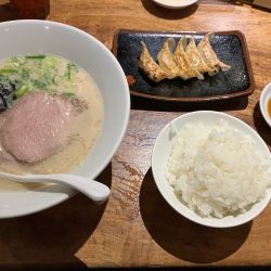 白丸元味（860円）＋ランチ餃子ライスセット（100円）＋替え玉