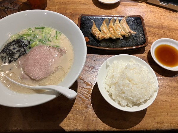 「白丸元味（860円）＋ランチ餃子ライスセット（100円）＋替え玉」@博多一風堂 上野広小路店の写真