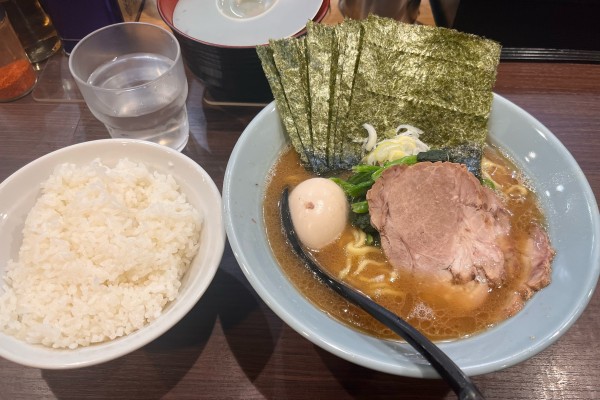 「らーめん全部のせ　ライス」@横浜家系らーめん侍 渋谷本店の写真