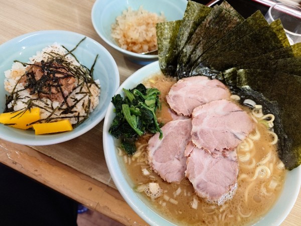 「並チャーシュー ＋海苔、きざみ玉ねぎ、まかない飯」@奥津家の写真