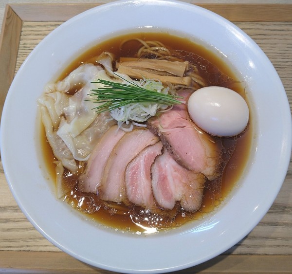 「特製中華蕎麦 1700円 大盛り 200円 ワンタン 200円」@宍道湖しじみ中華蕎麦 琥珀 東京本店の写真