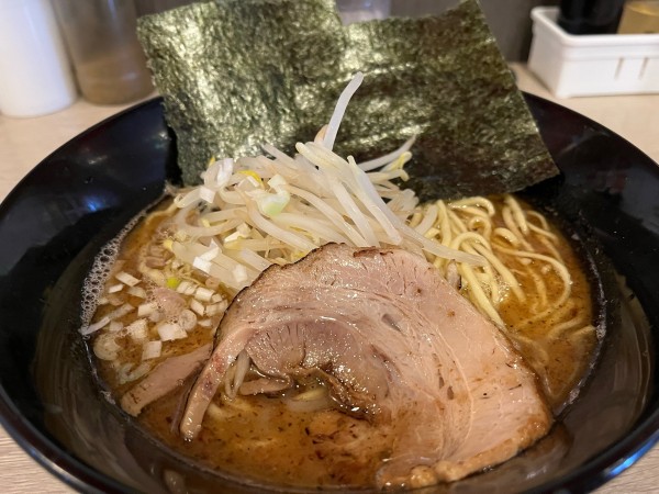 「かつおだしらーめん中盛細麺固め860円」@品の一の写真