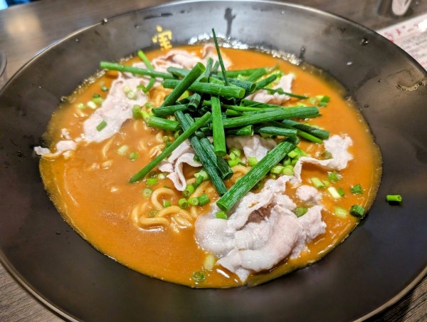 「赤いかれー麺1100円(サービスライス付)」@かれー麺 実之和 南青山店の写真