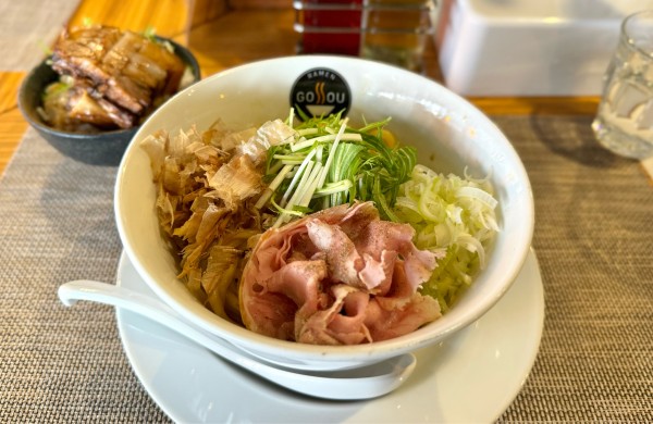 「【限定】油そば＋ミニ丼セット（角煮丼）¥1200」@RAMEN GOSSOU 新橋店の写真