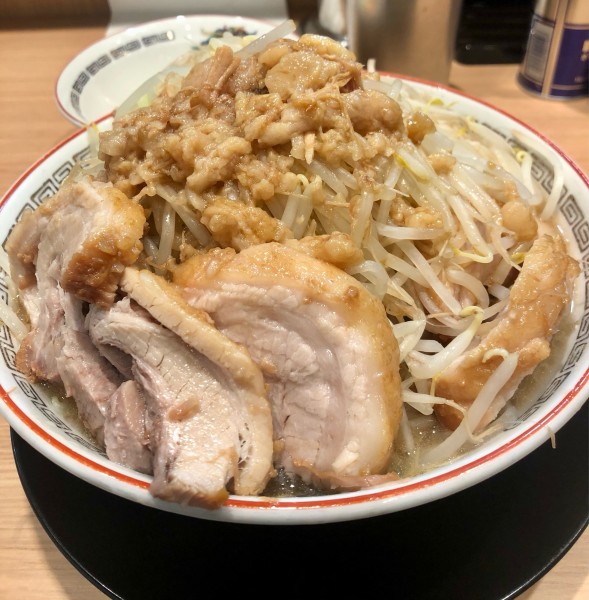 「小ブタ ヤサイアブラ 生卵 1100+0+50円」@豚山 中野店の写真