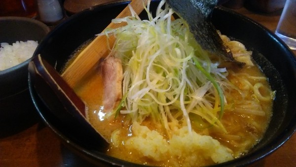 「白ネギ味噌らーめん 930円＋白めし 200円＋にんにく」@麺酒場 でめきんの写真