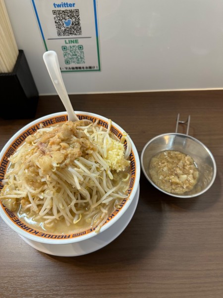 「塩ラーメン全マシお腹空いてます」@顎で喰らえ ラウンドワン草加店の写真