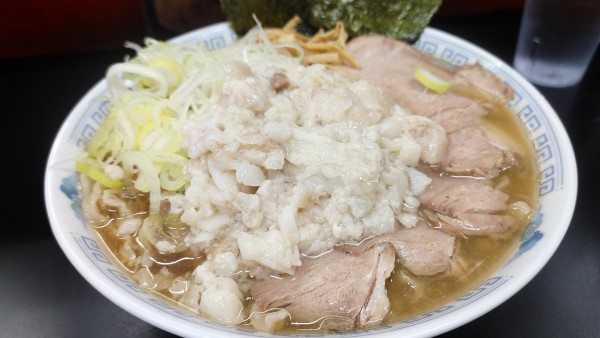 「チャーシュー麺(大)・ねぎ(身入り)￥1,350」@手打ち中華そば 酒田 河原町店の写真
