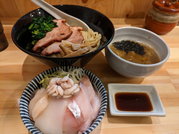 「つけそば➕大盛り➕ﾎﾀﾃと鰤と真鱈の白子とﾎｳﾎﾞｳの海鮮丼」@らーめん廣澤の写真