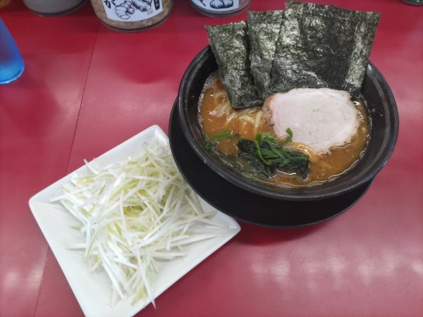「ラーメン・油多め+白髪ネギ」@家系ラーメン 王道家の写真