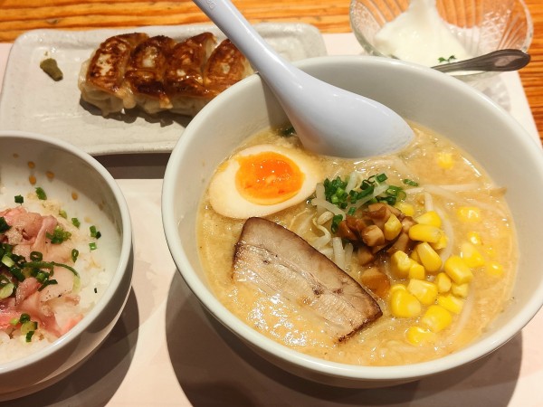 「満足セット（味噌とんこつ＋炙りチャーシューごはん）」@野方ホープ 高田馬場店の写真