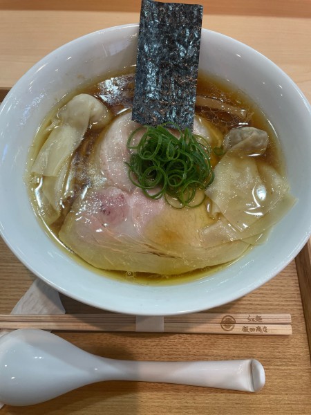 「わんたん入り　しょうゆらぁ麺」@飯田商店 湯河原本店の写真