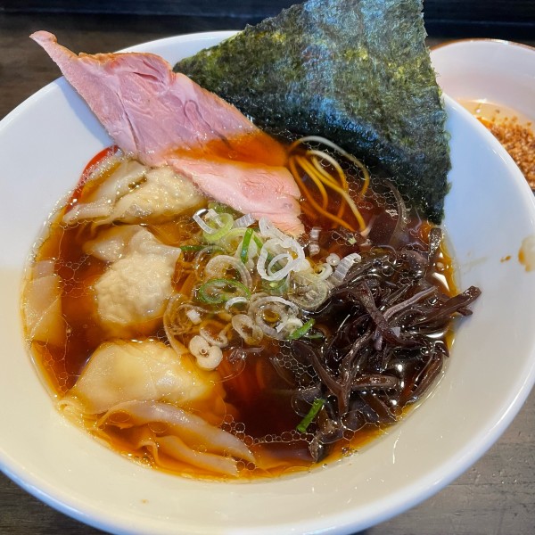 「朝ラーメン 醤油 600円 ワンタン 300円 つけ玉 100円」@燵家製麺の写真
