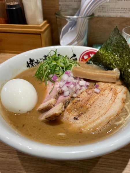 「特製濃厚焼きあご煮干しらぁめん」@焼きあご煮干しらぁめん とびうおの写真