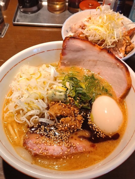 「味噌らぁめん、釜焼き肩ロース、味玉」@麺や 虎徹の写真