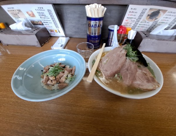 「ネギチャーシュー麺+ミニ肉飯」@中村やの写真