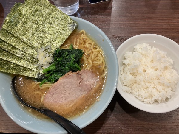 「ラーメン　のり　半ライス」@横浜家系らーめん侍 渋谷本店の写真